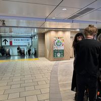 Entrance and waiting queue near escalators to Keiyō Line. Watch out for the vegan sign 🌱.  at T's Tantan - Tokyo JR Station in Tokyo