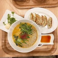 Golden Sesam mit Gyoza und Veganem Käse at T's Tantan - Tokyo JR Station in Tokyo