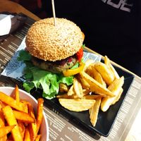 Hamburg vegano con patatine  at Herba Monstrum in Lecco