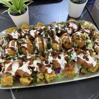 Plat avec çığ koftes véganes, boulettes style falafel et autres choses délicieuses.  at Cigköftem in Chalette-sur-loing