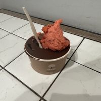 Chocolate vegan and fragola (strawberry)  at Gelateria La Romana in Valencia