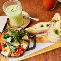 Gebackener Tofu mit Baguette   at Bonjo in Paris