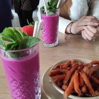 Pink pithaya smoothie met zoete aardappel friet at Strandclub Zee in Ouddorp
