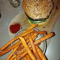 Portobello burger met zoete aardappelfriet at MarktZes in Domburg