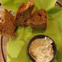 Bread and tzatziki - gratis at Veganissimo in Santorini