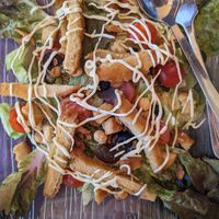 Ensalada con no pollo empanado at La Vida Bonita Beach Club in Santa Pola