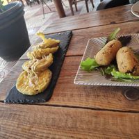 Berenjena tempura y croquetas de setas at La Vida Bonita Beach Club in Santa Pola