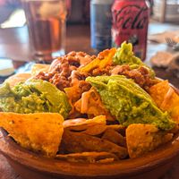 Nachos con guacamole, queso y topping vegano 💚 at La Vida Bonita Beach Club in Santa Pola