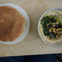 Green hummus + pitta bread (vegan) at Noya in Saarbrucken