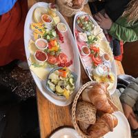 Rechts omnivores und links veganes Frühstück 👍🏼  at Cafe & Bar Celona in Bremen