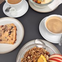 Bananenbrot + Kaffee mit kleinem Kännchen (Hafermilch)   at Elisa in Hamburg
