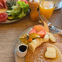 Pancakes mit Frucht und oben herzhaftes Frühstück (nicht veggie) at Elisa in Hamburg