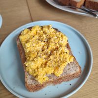 The scrambled egg toast at COYOTE in Kyoto