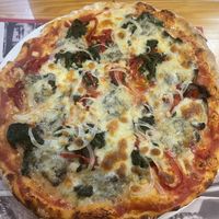 Pizza vegetal  at Estilo in Ourense