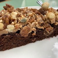 Schokokuchen mit Nussmischung auf Erdnussbuttercreme   at Café Sa'SIS in Bad Soden