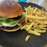 beyond burger with chips   at Unico Beach Club in Mijas
