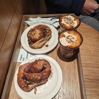 Cinnamon rolls with chocolate and the peanut latte at Dripper Baker in Daegu
