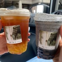 Peach tea with passion fruit jellies (left) and black sesame latte with tapioca pearls (right) at Hea Tea & Coffee in Aberdeen