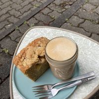 Apfel-Crumble und Capuccino mit Haferdrink zum Frühstück  at Snäckday in Kassel