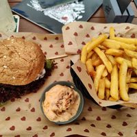 Vegan Fox mit Pommes und Tomaten Mayo at Burgerheart in Karlsruhe
