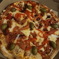 Pizza de queso de almendra, jamón, morrón, cebolla y aceituna verde at Coma Veggie in Buenos Aires