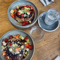 White miso banana pancakes en een vegan chai.  at Sip First in Breda