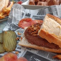 Hamburguesa con pan normal porque no disponían de pan de hamburguesa 😍 at La Abadia in Panticosa