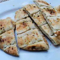 Pita bread with herbs at Mpakalógatos in Naxos