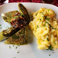 Vegane Maultaschen mit Röstzwiebeln und Kartoffelsalat at Burgschänke Hohenrechberg  in Schwaebisch Gmuend