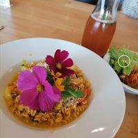 Vegane Kichererbsen-Curry-Bowl + Salat + Hausgemachte Kräuterlimonade at ALB-GOLD Restaurant Sonne in Trochtelfingen