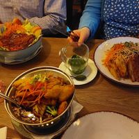 Vorne im Bild vegane Ente mit Bambus und Gemüse und Reis. Rechts vegane Ente mit Bratnudeln. at Lang Sen Restaurant in Luebeck