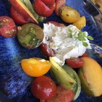 Sorry, couldn’t wait 🙈 Salad of the day with selfmade vegan spring onion cream cheese   at Fermento in Sagres
