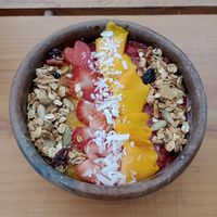 Strawberry & mango oat bowl at Alma Mia Deli in Puerto Escondido