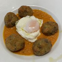 ALBÓNDIGAS DE VERDURAS CON SALSA DE TOMATE ESPECIADO Y HUEVO POCHÈ (Opcional Vegano)   at La Cuina del Cel in Mataro
