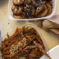 Imo mochi oben und kimpira unten at Tomis Delikatessen in Gottingen