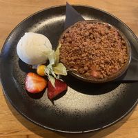Crumble van appel-kers-rabarber  at Brasserie Dirk in Asperen