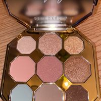 Eyeshadow   at Dear Dahlia - 디어달리아 카페 in Seoul