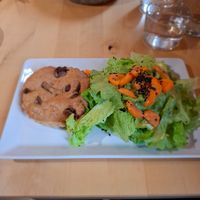 Quiche champignons et salade 🍄😋 at Pâtisserie - Salon de thé Léone in Toulouse