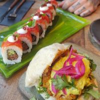 "Rock & Roll" uramaki sushi, y "Tikka Masala Bao" at Desoriente - Poblenou in Barcelona