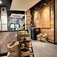 Muchas opciones veganas, tanto bocadillos como ensaladas. at Pans & Company in Leon