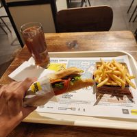 Baguette de pollo vegano, tomste, lechuga y mayo vegana. Avompañado con papas fritas y te helado, 9.5 euros. Varias opciones más veganas. at Pans & Company in Leon