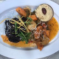 Sweet potato-asparagus-pan with rice, hummus and king oyster mushrooms at Gelbes Krokodil in Linz