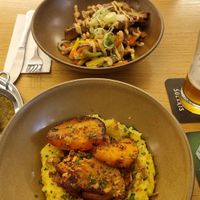 Geschmorter Kürbis mir Kartoffelpüree & Seitanstreifen vom Grill mit Gemüse und Backkartoffeln at Gelbes Krokodil in Linz