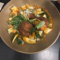 Kartoffelräuchertofuballen auf Zucchinigemüse  at Gelbes Krokodil in Linz