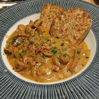 Vegane Serviettenknödel & Pilzrahm at Gelbes Krokodil in Linz