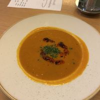 Kürbis-Tomatencurrycremesuppe / crispy chilli öl 6€  at Gelbes Krokodil in Linz