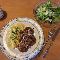 Linsen-Tomatenbratlinge mit Röstzwiebeln und Kartoffelsalat at Gasthaus zum Strauß in Breitnau