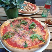 Pizza margherita met ui, en een shoarmapizza at Vegan Pizza Bar in The Hague