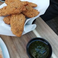 "Chicken" tenders met pesto dip at Vegan Pizza Bar in The Hague