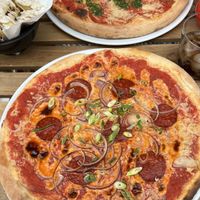 Pizza margherita, Pizza Papa Ronny & Fries mit truffle mayo   at Vegan Pizza Bar in The Hague